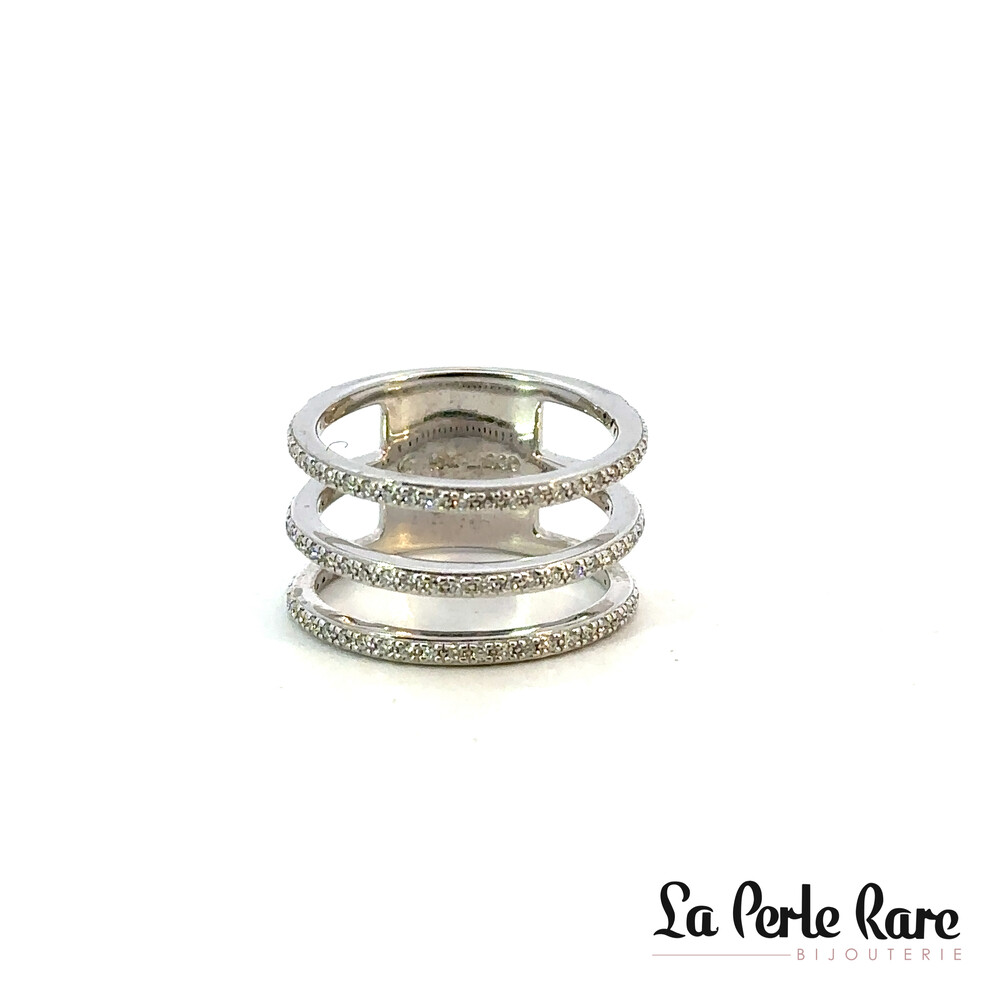 White gold ring with a total of 25 diamond points