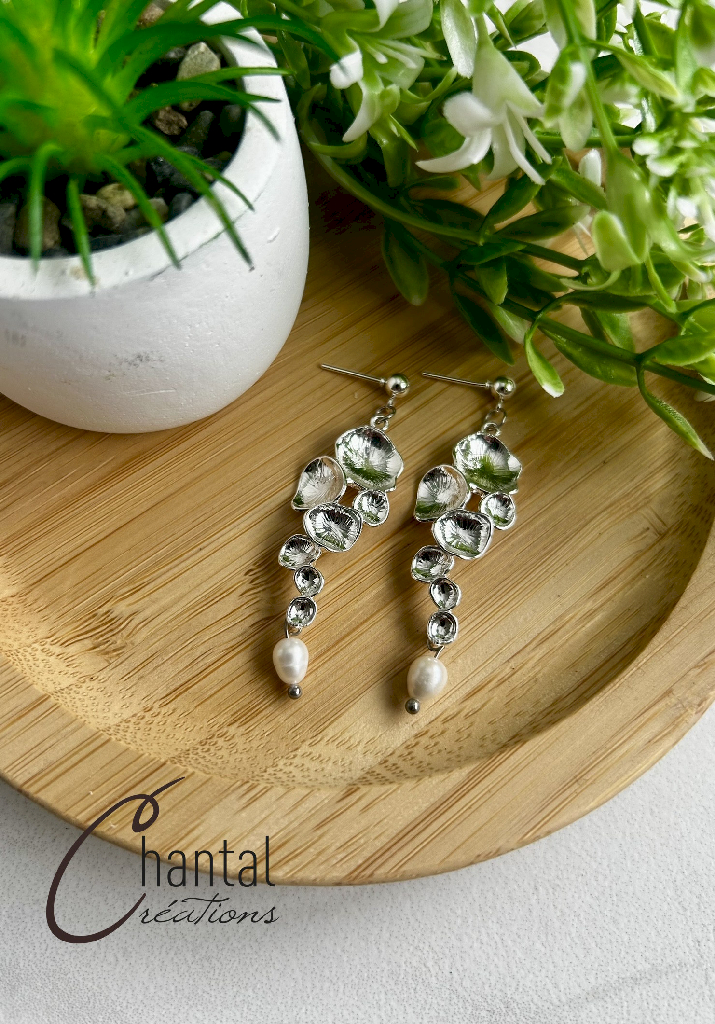 Boucles d'oreilles pendantes Ophélie argenté, laiton plaqué argent, perles d'eau douce blanches, acier inoxydable