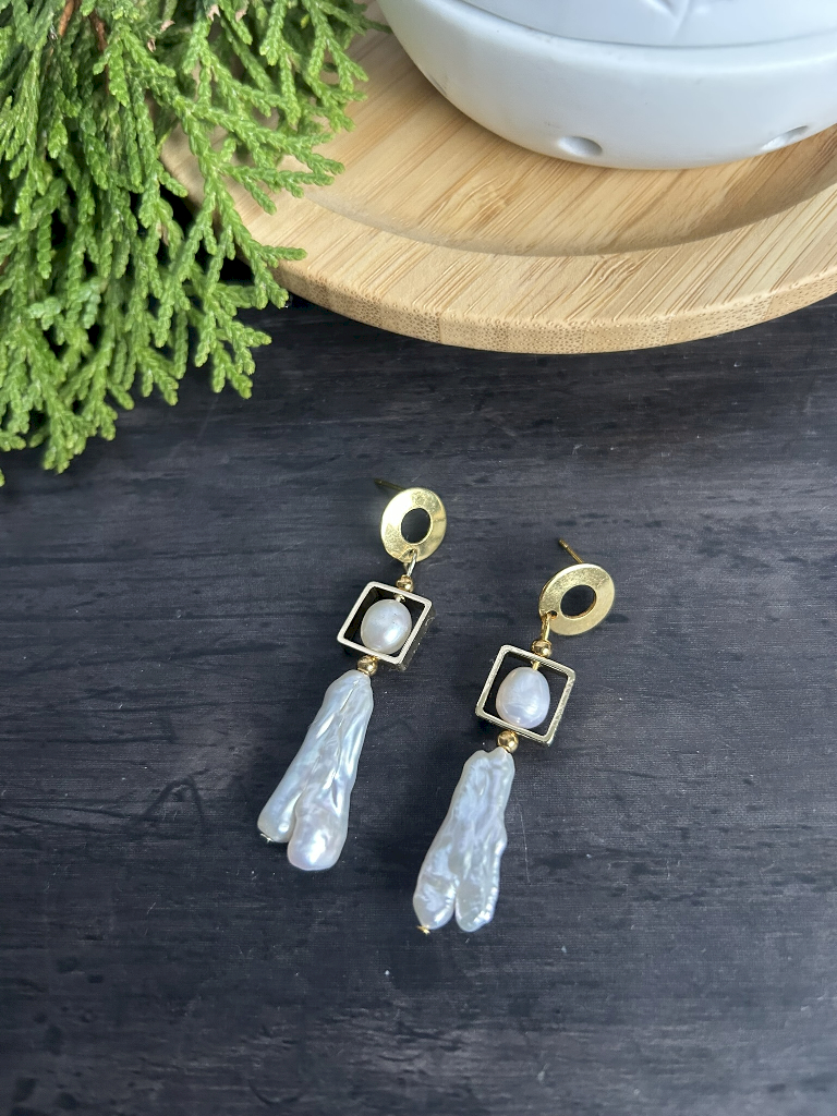 Boucles d'oreilles pendantes Caroline baroque, acier inoxydable doré, perles d'eau douce