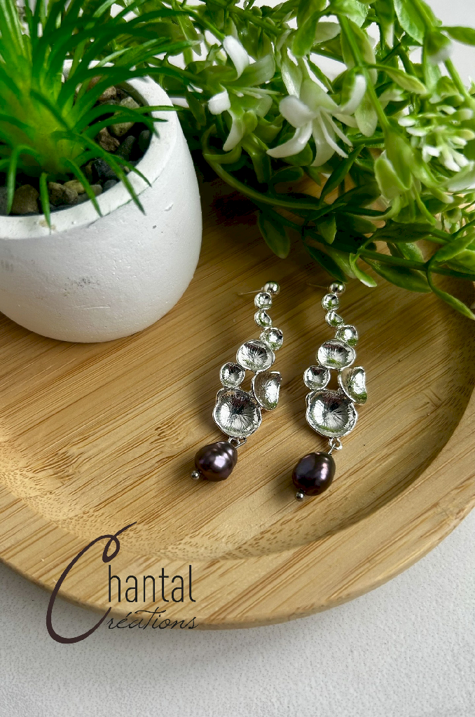 Boucles d'oreilles pendantes Ophélie argenté, laiton plaqué argent, perles d'eau douce bleues, acier inoxydable