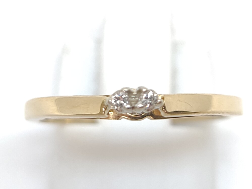 Ring crafted in yellow gold, set with a total of 2 points of diamonds.