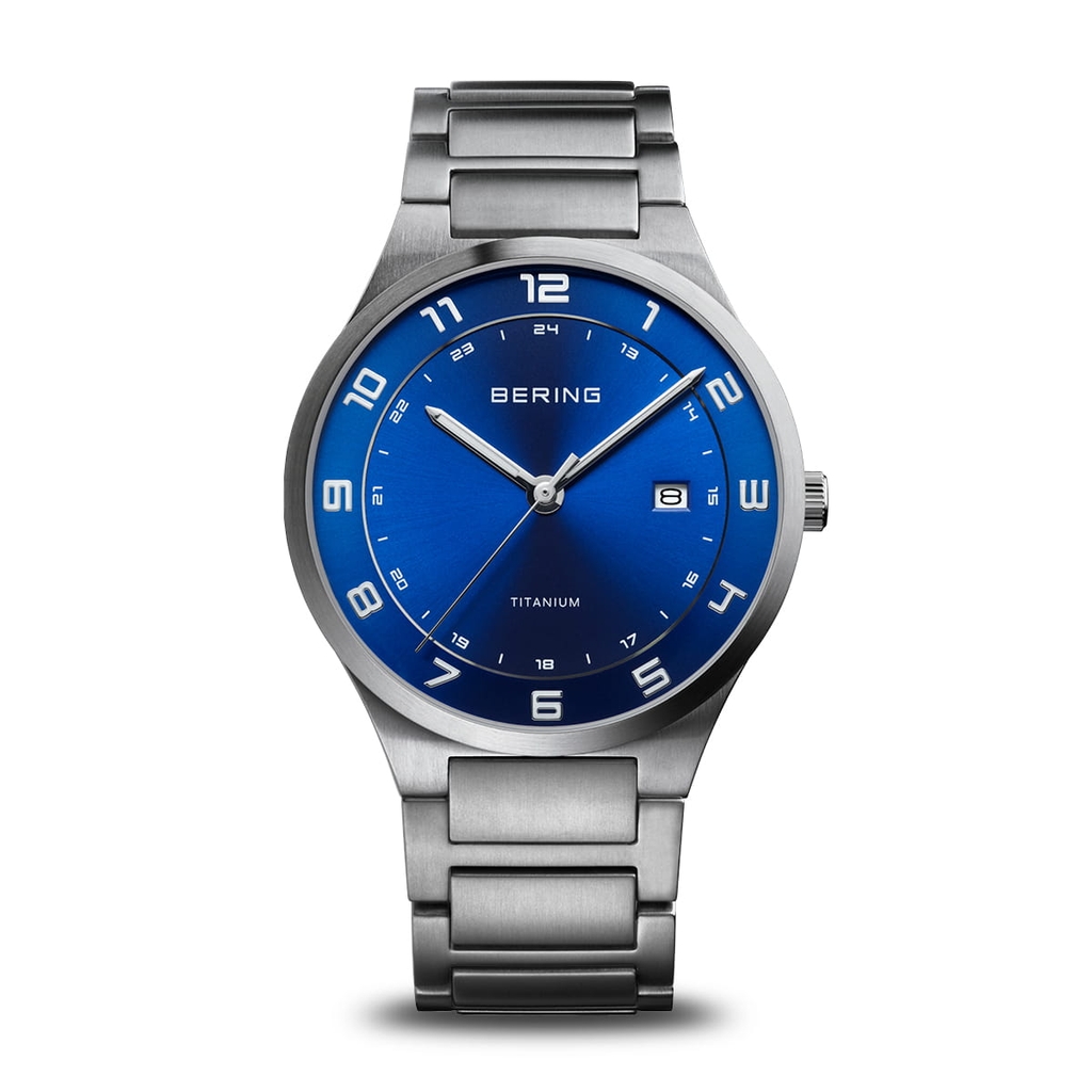 Montre titane, fond bleu