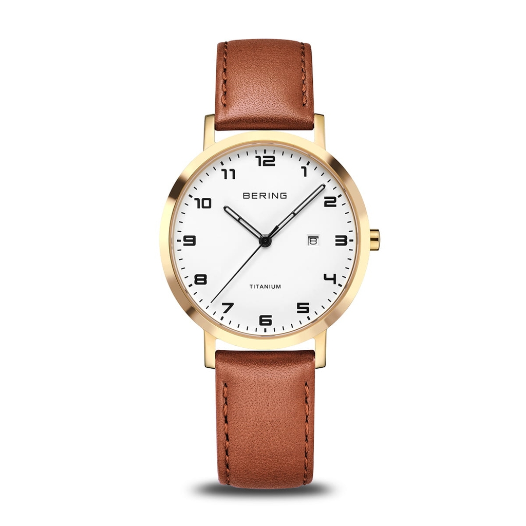 Montre cuir brun, acier inoxydable doré, fond blanc