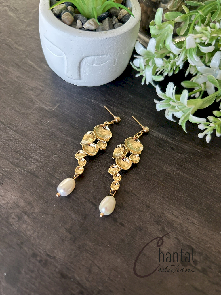 Boucles d'oreilles pendantes Ophélie dorée, laiton plaqué or 14 carats, perles d'eau douce blanches, acier inoxydable doré