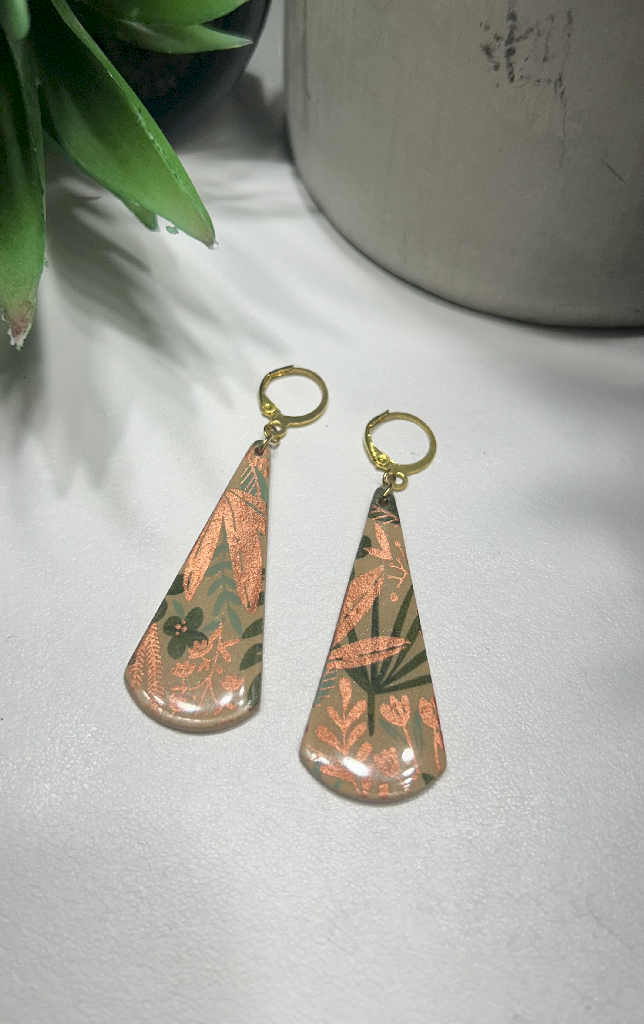 Boucles d'oreilles pendantes Yasmine fougère, argile polymère, acier inoxydable doré