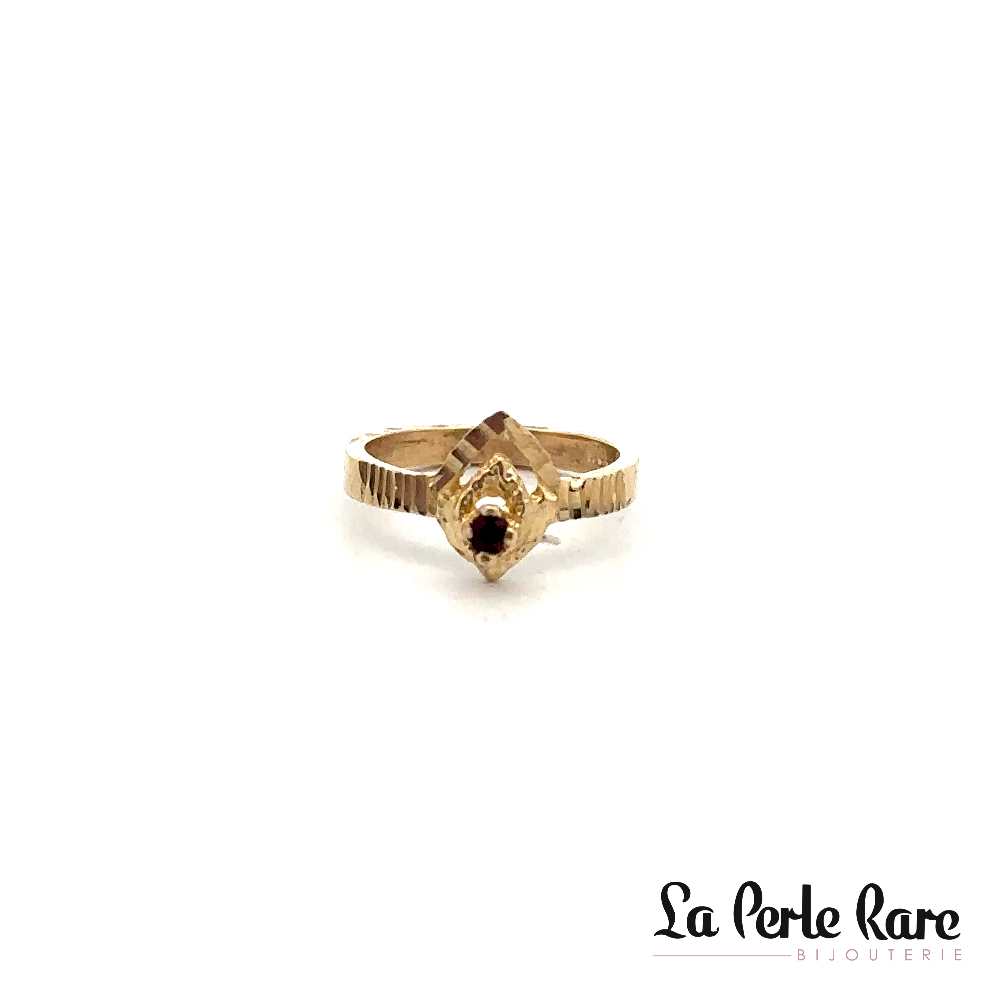 Bague en or jaune 10 carats avec zircon rouge